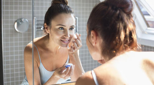 How to fit and remove your contacts